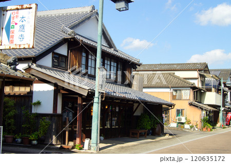 佐賀県嬉野市　塩田津の伝統的建造物群保存地区の町並み 120635172