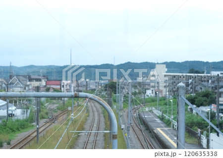 ローカル線の駅と線路：旅情を誘う風景 120635338