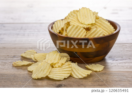 木の器に盛られたギザギザポテトチップス 120635491