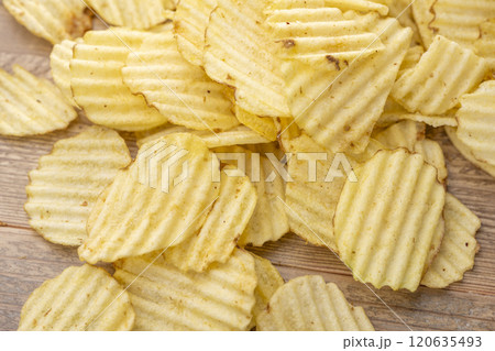 木のテーブルに広がるギザギザポテトチップスの俯瞰 木のテーブルに広がるギザギザポテトチップスの俯瞰 120635493
