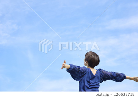 外で深呼吸する女性　後ろ姿 120635719