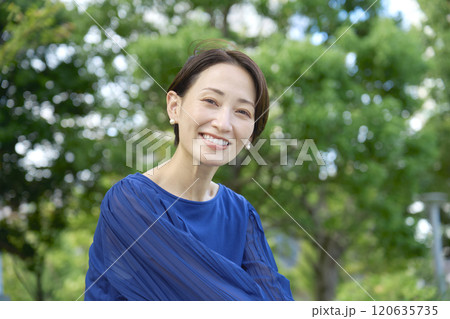 女性ポートレート　40代　屋外　カメラ目線 120635735