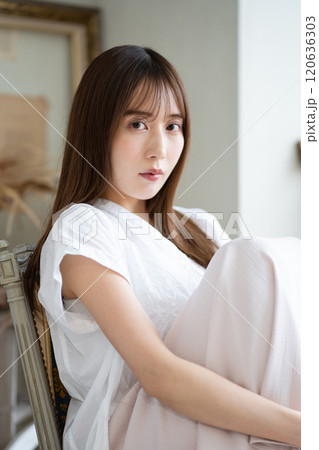 黒髪ロングヘアの若い女性 120636303
