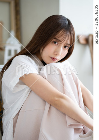 黒髪ロングヘアの若い女性 黒髪ロングヘアの若い女性 120636305