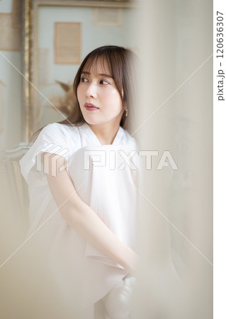 黒髪ロングヘアの若い女性 黒髪ロングヘアの若い女性 120636307