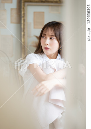 黒髪ロングヘアの若い女性 120636308