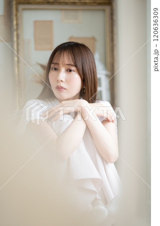 黒髪ロングヘアの若い女性 120636309