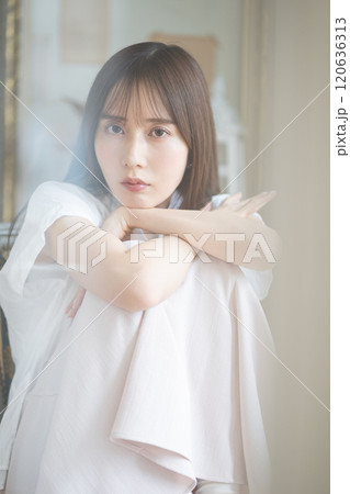 黒髪ロングヘアの若い女性 120636313