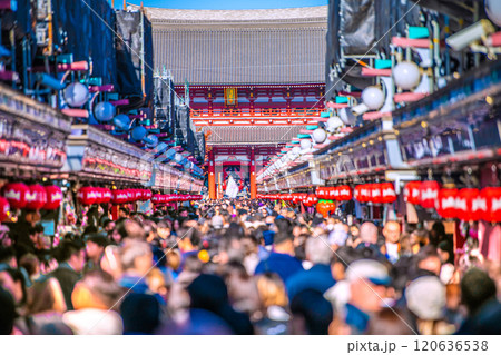日本の東京都市景観11月。ほとんどが外国人…コロナ禍前を超える外国人観光客らで賑わう浅草寺=25日 日本の東京都市景観11月。ほとんどが外国人…コロナ禍前を超える外国人観光客らで賑わう浅草寺=25日 120636538