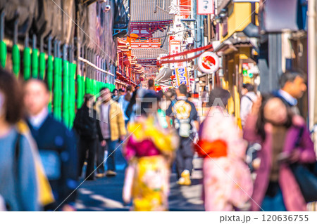 日本の東京都市景観11月。コロナ禍前を超える外国人観光客らで賑わう浅草寺・裏路地も、着物姿…＝25日 120636755