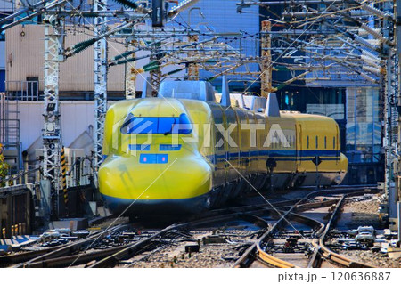 幸せの黄色い新幹線が東京駅へ… 東海道新幹線・ドクターイエロー『923形』 120636887