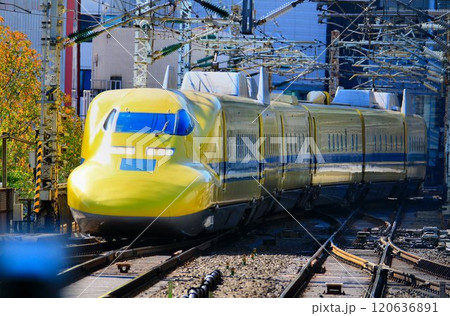 幸せの黄色い新幹線が東京駅へ… 東海道新幹線・ドクターイエロー『923形』 120636891