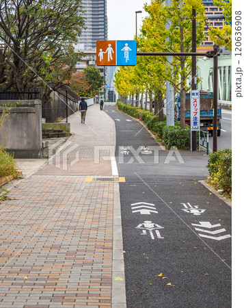 自転車の通行が許可された歩道と、それを示すピクトグラム 120636908