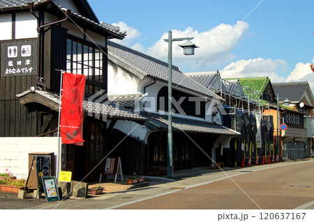 佐賀県嬉野市　塩田津の伝統的建造物群保存地区の町並み 120637167