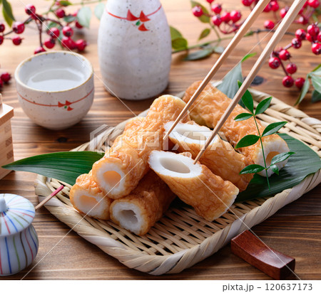 伝統の味 ぷりぷり食感! 鱧入りちくわ ( 木目背景 ) 伝統の味 ぷりぷり食感! 鱧入りちくわ ( 木目背景 ) 120637173