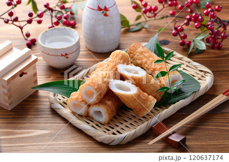 伝統の味 ぷりぷり食感! 鱧入りちくわ ( 木目背景 ) 伝統の味 ぷりぷり食感! 鱧入りちくわ ( 木目背景 ) 120637174