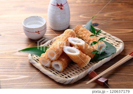 伝統の味 ぷりぷり食感! 鱧入りちくわ ( 木目背景 ) 伝統の味 ぷりぷり食感! 鱧入りちくわ ( 木目背景 ) 120637179