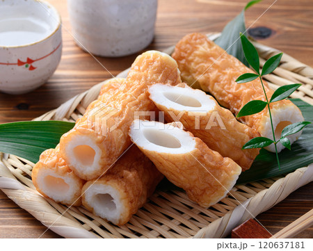 伝統の味 ぷりぷり食感! 鱧入りちくわ ( 木目背景 ) 伝統の味 ぷりぷり食感! 鱧入りちくわ ( 木目背景 ) 120637181