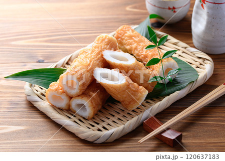 伝統の味 ぷりぷり食感！ 鱧入りちくわ （ 木目背景 ） 120637183