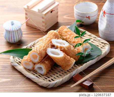 伝統の味 ぷりぷり食感! 鱧入りちくわ ( 木目背景 ) 伝統の味 ぷりぷり食感! 鱧入りちくわ ( 木目背景 ) 120637187