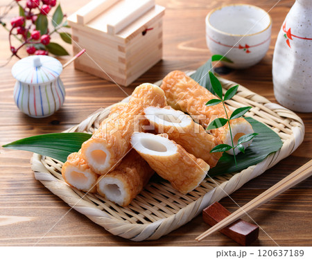 伝統の味 ぷりぷり食感! 鱧入りちくわ ( 木目背景 ) 伝統の味 ぷりぷり食感! 鱧入りちくわ ( 木目背景 ) 120637189