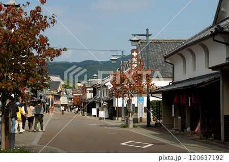 佐賀県嬉野市　塩田津の伝統的建造物群保存地区の町並み 120637192