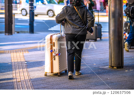 日本の東京都市景観11月。インバウンド続く…浅草駅前、吾妻橋交差点にもスーツケースの観光客が続々… 120637506