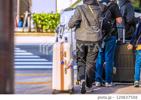 日本の東京都市景観11月。インバウンド続く…浅草駅前、吾妻橋交差点にもスーツケースの観光客が続々… 日本の東京都市景観11月。インバウンド続く…浅草駅前、吾妻橋交差点にもスーツケースの観光客が続々… 120637508