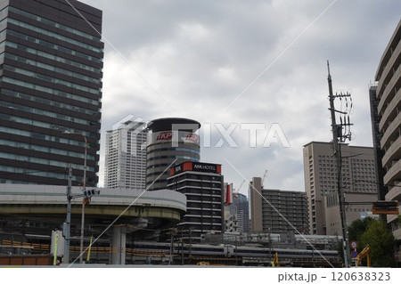 大阪の都市風景　大阪梅田TKPゲートタワービルとアパホテル 120638323
