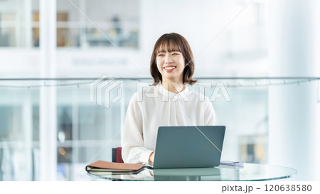 デスクワークをする笑顔の女性・ビジネスウーマン 120638580