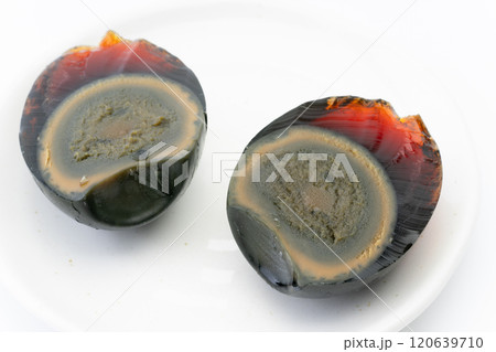半分にカットしたピータンのクローズアップ 120639710