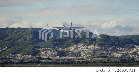 離陸する旅客機の風景 120639711