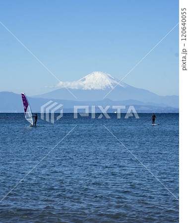 富士山と相模湾とビーチスポーツ 120640055