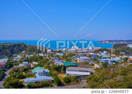 神奈川県逗子市の披露山公園から西側方面(江の島,富士山,逗子市小坪など)の眺望 神奈川県逗子市の披露山公園から西側方面(江の島,富士山,逗子市小坪など)の眺望 120640077
