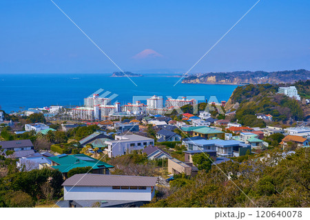 神奈川県逗子市の披露山公園から西側方面(江の島,富士山,逗子市小坪など)の眺望 神奈川県逗子市の披露山公園から西側方面(江の島,富士山,逗子市小坪など)の眺望 120640078