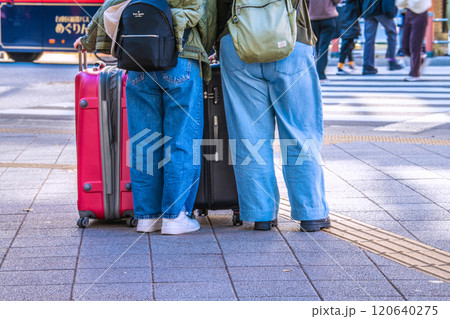 日本の東京都市景観11月。インバウンド続く…浅草駅前、吾妻橋交差点にもスーツケースの観光客が続々… 120640275