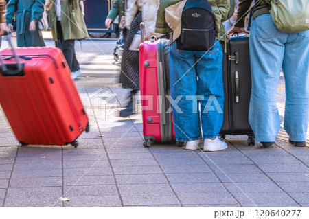 日本の東京都市景観11月。インバウンド続く…浅草駅前、吾妻橋交差点にもスーツケースの観光客が続々… 日本の東京都市景観11月。インバウンド続く…浅草駅前、吾妻橋交差点にもスーツケースの観光客が続々… 120640277