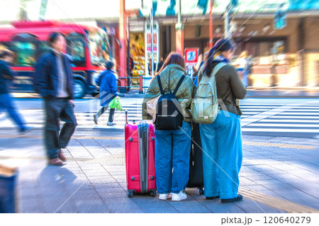 日本の東京都市景観11月。インバウンド続く…浅草駅前、吾妻橋交差点にもスーツケースの観光客が続々… 120640279