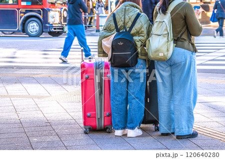 日本の東京都市景観11月。インバウンド続く…浅草駅前、吾妻橋交差点にもスーツケースの観光客が続々… 120640280