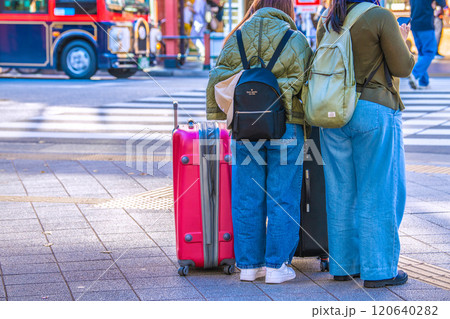 日本の東京都市景観11月。インバウンド続く…浅草駅前、吾妻橋交差点にもスーツケースの観光客が続々… 120640282