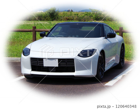 快晴の休日に白い車体のスポーツカーでドライブに出掛けて公園の駐車場で休憩して景色を眺めているイメージ 快晴の休日に白い車体のスポーツカーでドライブに出掛けて公園の駐車場で休憩して景色を眺めているイメージ 120640348