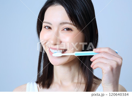 歯磨きをする女性イメージ 120640384
