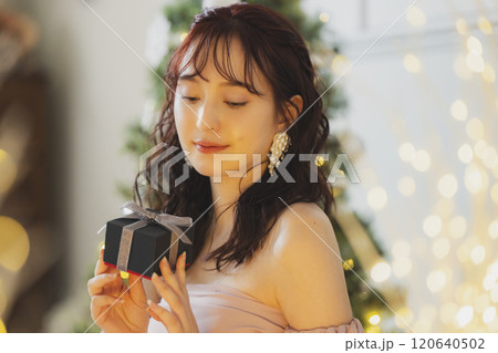 イルミネーションと女性女性 120640502