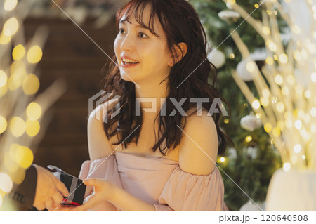 イルミネーションと女性女性 120640508