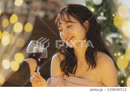 イルミネーションと女性女性 120640512