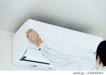 エアコンの点検をする男性 エアコンの点検をする男性 120640565