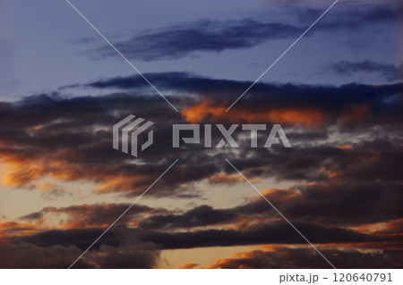 夕暮れの夕焼けは物悲しくて、やがてくる夜の暗闇の前の輝き 夕暮れの夕焼けは物悲しくて、やがてくる夜の暗闇の前の輝き 120640791