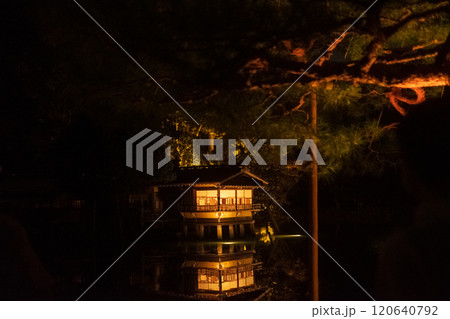 池に映る灯り 池に映る灯り 120640792