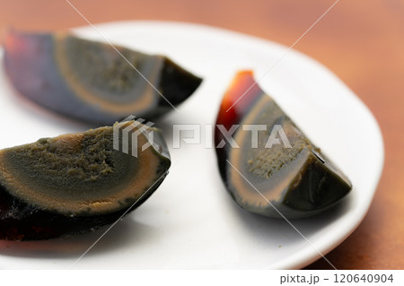 スライスしたピータンのクローズアップ 120640904