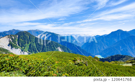 夏の烏帽子岳・南沢岳登山（烏帽子小屋～前烏帽子岳：不動岳・七倉岳方面の眺め） 120641768